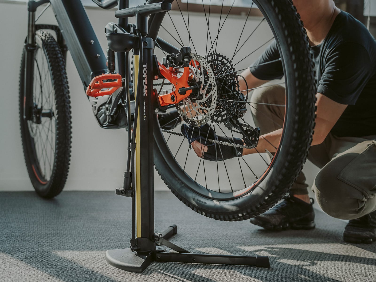 Topeak Transform EUP, kraftig gulvpumpe med oppheng for sykkel, for å løfte sykkel bak til vask/justering etc. - 1499,-